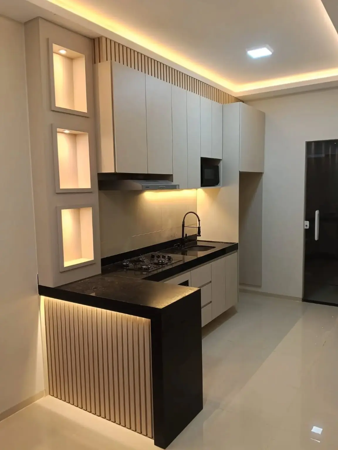 Cocina moderna compacta con iluminación LED Cocina moderna compacta a medida con península e iluminación LED