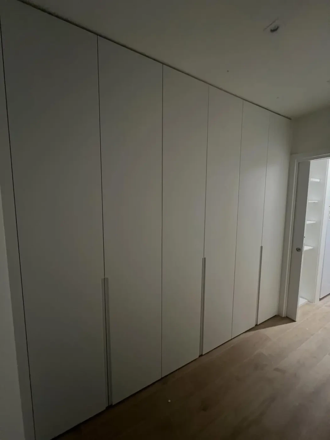 Armario lacado blanco integrado de suelo a techo Armario lacado blanco integrado de suelo a techo de BNZ Mueble
