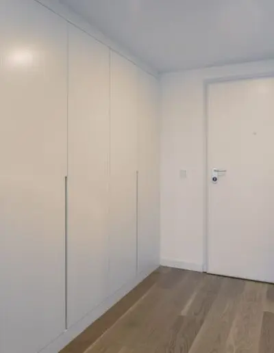 Armario blanco a medida con puertas abatibles Armario blanco a medida con puertas abatibles de BNZ Mueble