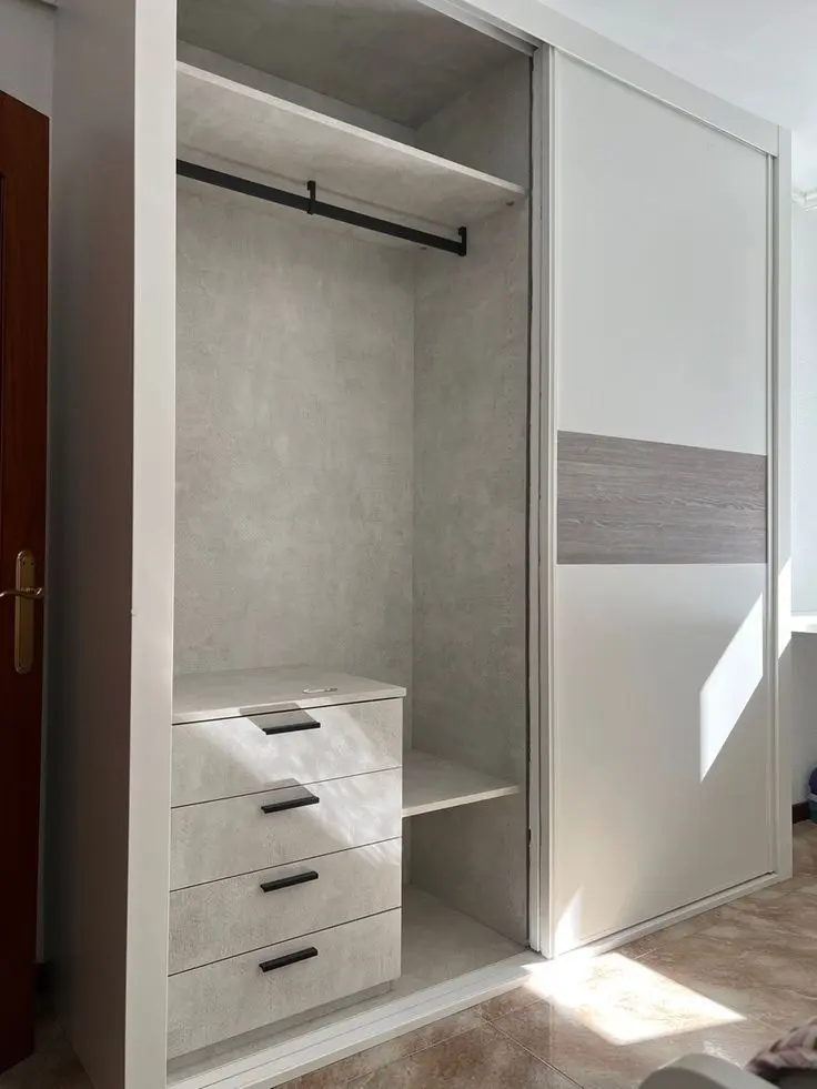 Armario corredero blanco con interior y cajones Armario corredero blanco con interior y cajones de BNZ Mueble