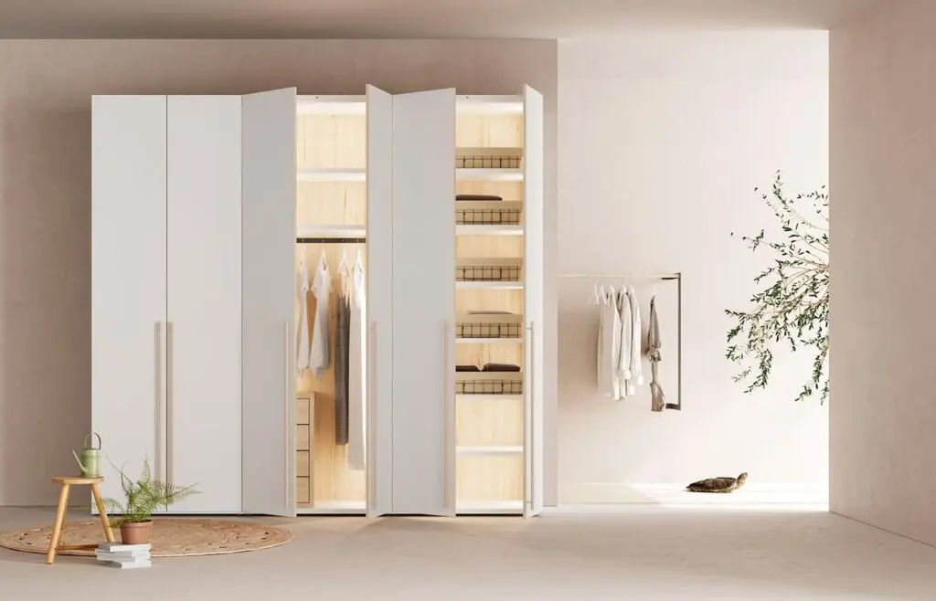 Frente de armario blanco con puertas abatibles Frente de armario blanco con puertas abatibles de BNZ Mueble