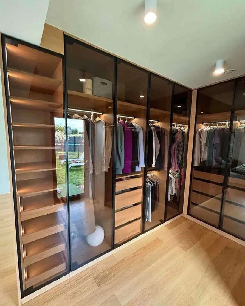 Vestidor con puertas de cristal ahumado e iluminación Vestidor con puertas de cristal ahumado e iluminación de BNZ Mueble